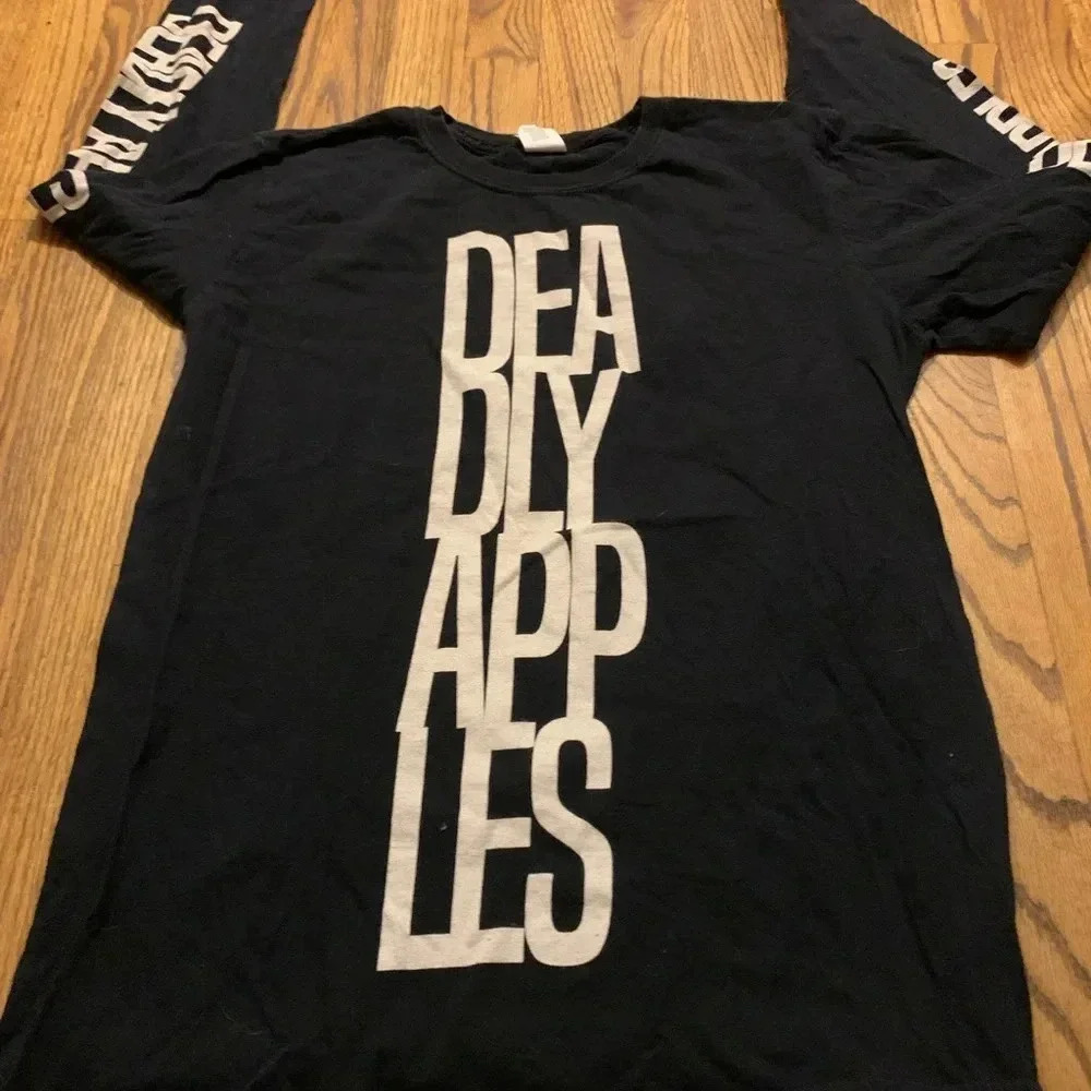🤑 5 for $25 
Deadly apples long sleeve tee